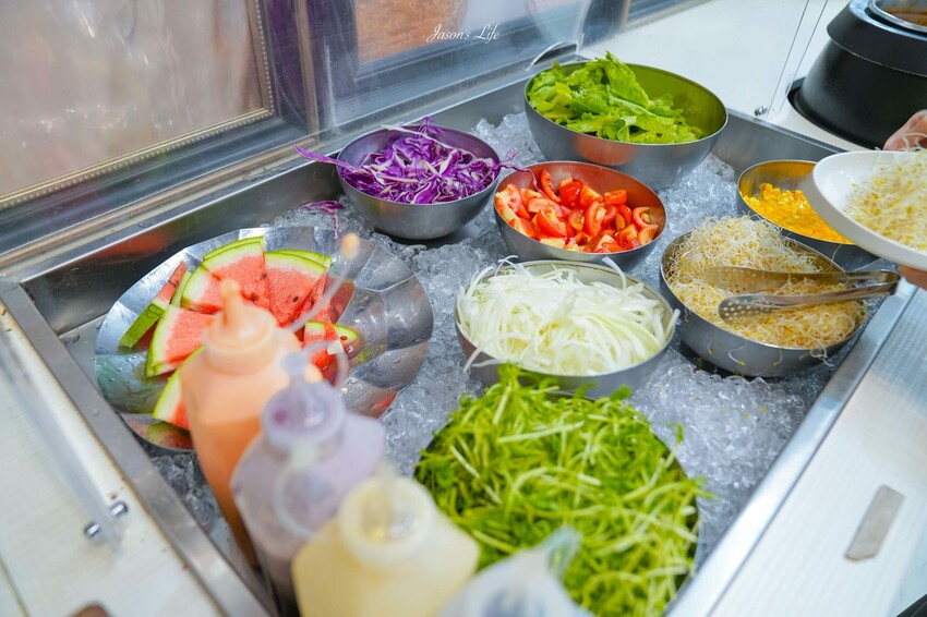 【台中太平│美食】19House炙燒牛排太平店。高CP值牛排吃到飽，超豐盛自助區，麻辣豆腐鴨血、爆米花、冰淇淋