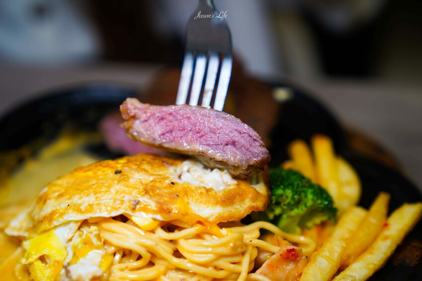 【台中太平│美食】19House炙燒牛排太平店。高CP值牛排吃到飽，超豐盛自助區，麻辣豆腐鴨血、爆米花、冰淇淋