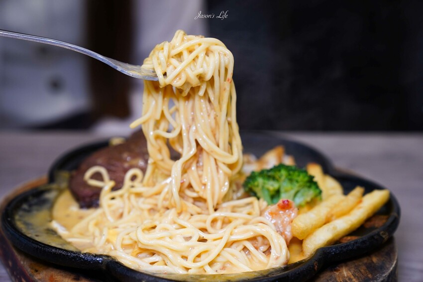 【台中太平│美食】19House炙燒牛排太平店。高CP值牛排吃到飽，超豐盛自助區，麻辣豆腐鴨血、爆米花、冰淇淋