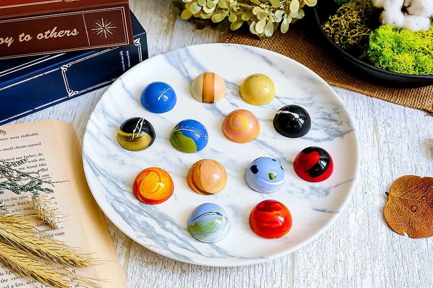 星座巧克力夢幻璀璨禮盒，知名妮娜巧克力設新櫃，金牌乾果巧克力酸甜好滋味，超薄巧克力爆漿新奇口感！