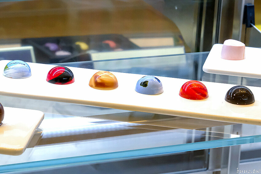 星座巧克力夢幻璀璨禮盒，知名妮娜巧克力設新櫃，金牌乾果巧克力酸甜好滋味，超薄巧克力爆漿新奇口感！