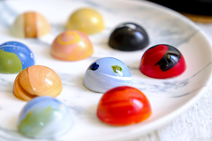 星座巧克力夢幻璀璨禮盒，知名妮娜巧克力設新櫃，金牌乾果巧克力酸甜好滋味，超薄巧克力爆漿新奇口感！