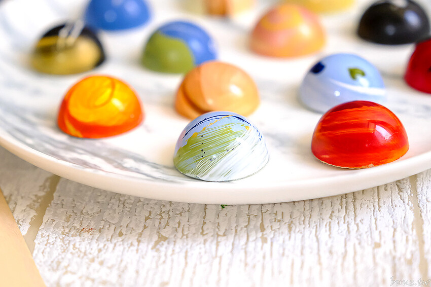 星座巧克力夢幻璀璨禮盒，知名妮娜巧克力設新櫃，金牌乾果巧克力酸甜好滋味，超薄巧克力爆漿新奇口感！