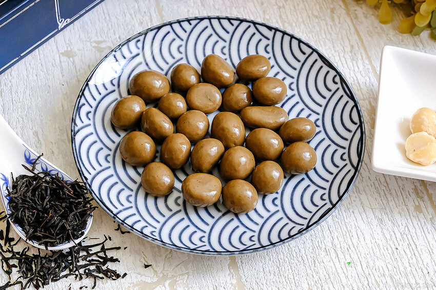 星座巧克力夢幻璀璨禮盒，知名妮娜巧克力設新櫃，金牌乾果巧克力酸甜好滋味，超薄巧克力爆漿新奇口感！