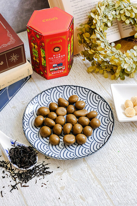 星座巧克力夢幻璀璨禮盒，知名妮娜巧克力設新櫃，金牌乾果巧克力酸甜好滋味，超薄巧克力爆漿新奇口感！