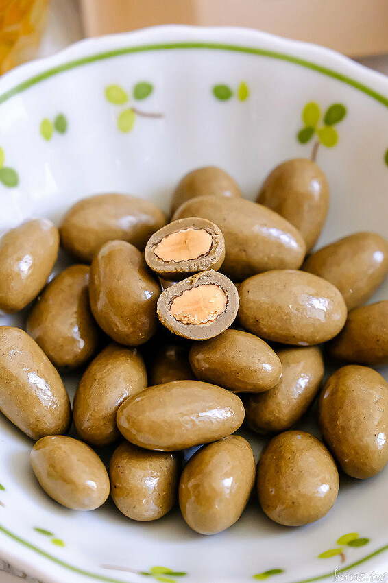 星座巧克力夢幻璀璨禮盒，知名妮娜巧克力設新櫃，金牌乾果巧克力酸甜好滋味，超薄巧克力爆漿新奇口感！