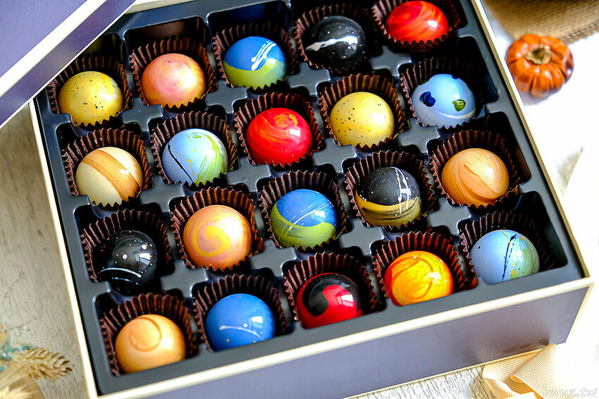 星座巧克力夢幻璀璨禮盒，知名妮娜巧克力設新櫃，金牌乾果巧克力酸甜好滋味，超薄巧克力爆漿新奇口感！