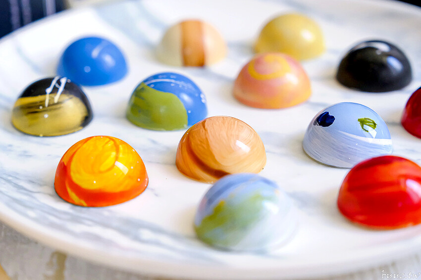 星座巧克力夢幻璀璨禮盒，知名妮娜巧克力設新櫃，金牌乾果巧克力酸甜好滋味，超薄巧克力爆漿新奇口感！