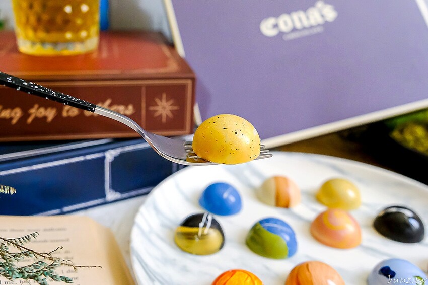 星座巧克力夢幻璀璨禮盒，知名妮娜巧克力設新櫃，金牌乾果巧克力酸甜好滋味，超薄巧克力爆漿新奇口感！