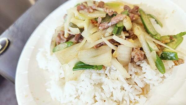 【八里美食】阿貝儒泰式小館｜只要８５元就可以吃到泰式料理！還有三樣配菜哦