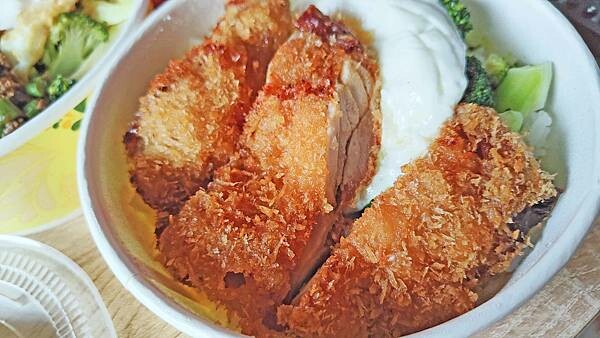 【八里美食】阿貝儒泰式小館｜只要８５元就可以吃到泰式料理！還有三樣配菜哦