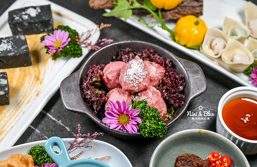 台中SOGO、勤美商圈，中午營業到凌晨２點的深夜火鍋推薦，美學擺盤、好喝特色湯底－妮妮布魯