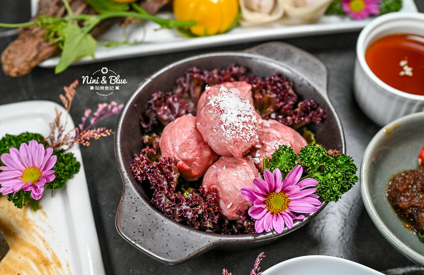 台中SOGO、勤美商圈，中午營業到凌晨２點的深夜火鍋推薦，美學擺盤、好喝特色湯底－妮妮布魯