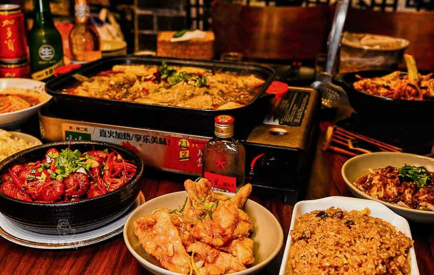 妓院主題正川四川菜館！重慶烤魚好吃，小龍蝦、酸辣乾拌麵也都推薦
