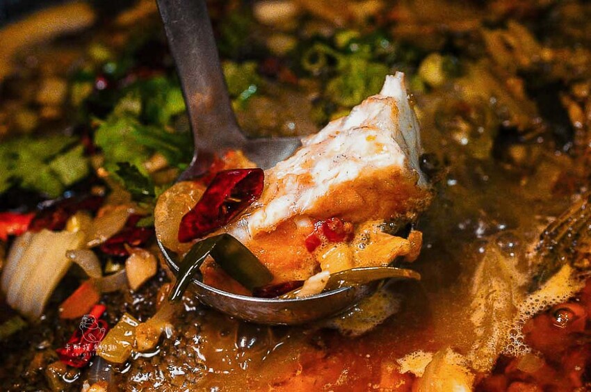 妓院主題正川四川菜館！重慶烤魚好吃，小龍蝦、酸辣乾拌麵也都推薦