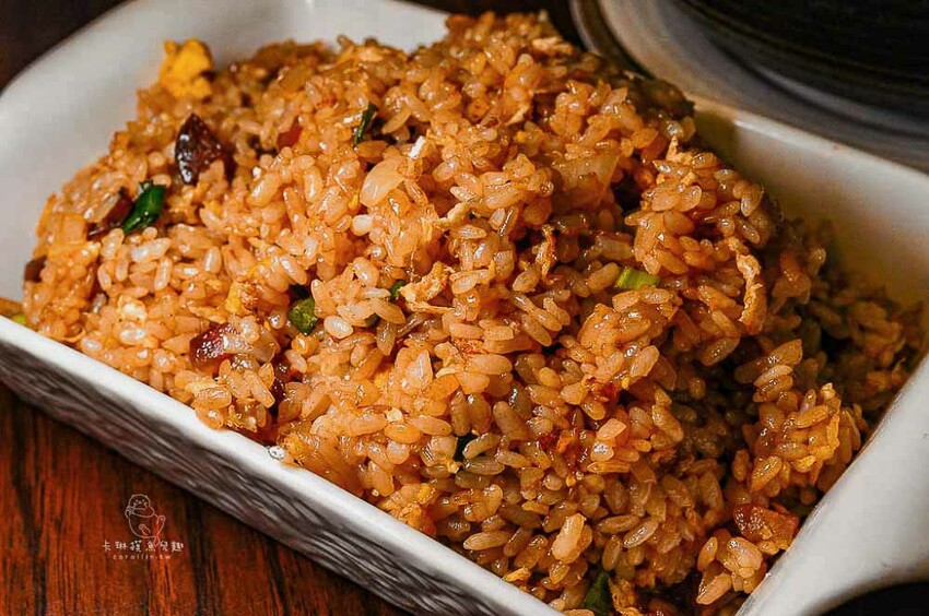 妓院主題正川四川菜館！重慶烤魚好吃，小龍蝦、酸辣乾拌麵也都推薦