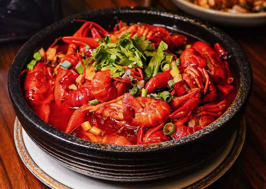 妓院主題正川四川菜館！重慶烤魚好吃，小龍蝦、酸辣乾拌麵也都推薦