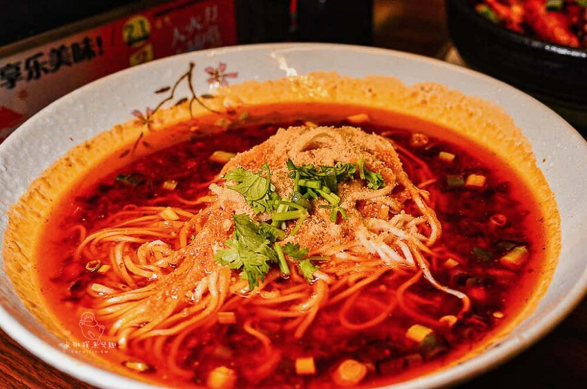 妓院主題正川四川菜館！重慶烤魚好吃，小龍蝦、酸辣乾拌麵也都推薦