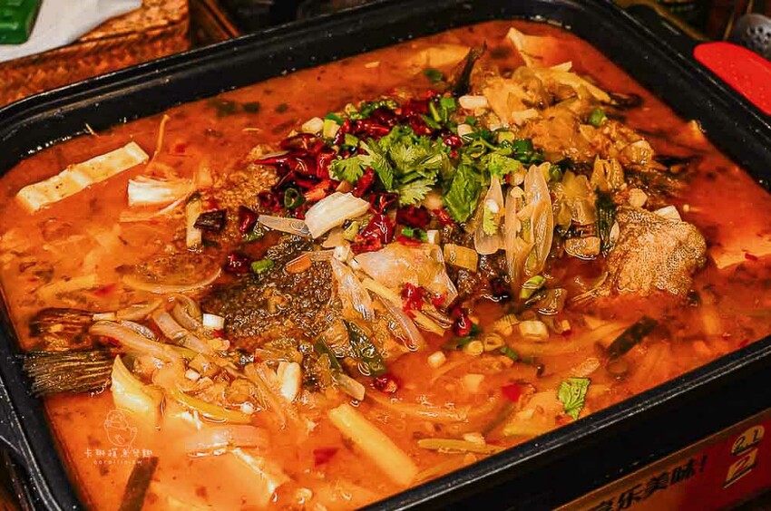 妓院主題正川四川菜館！重慶烤魚好吃，小龍蝦、酸辣乾拌麵也都推薦