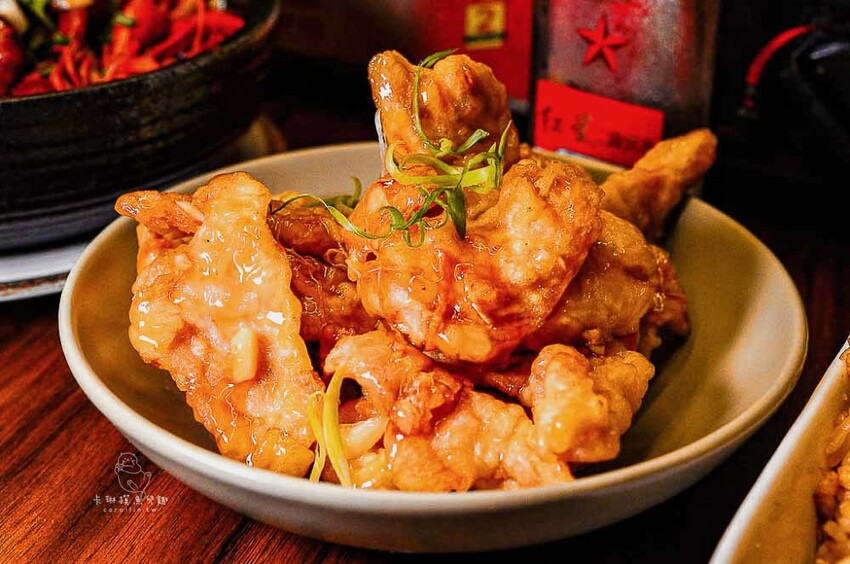 妓院主題正川四川菜館！重慶烤魚好吃，小龍蝦、酸辣乾拌麵也都推薦