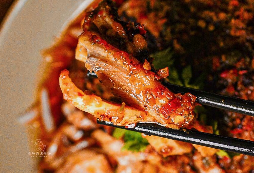 妓院主題正川四川菜館！重慶烤魚好吃，小龍蝦、酸辣乾拌麵也都推薦