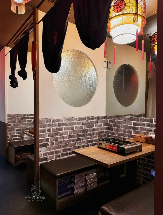 妓院主題正川四川菜館！重慶烤魚好吃，小龍蝦、酸辣乾拌麵也都推薦