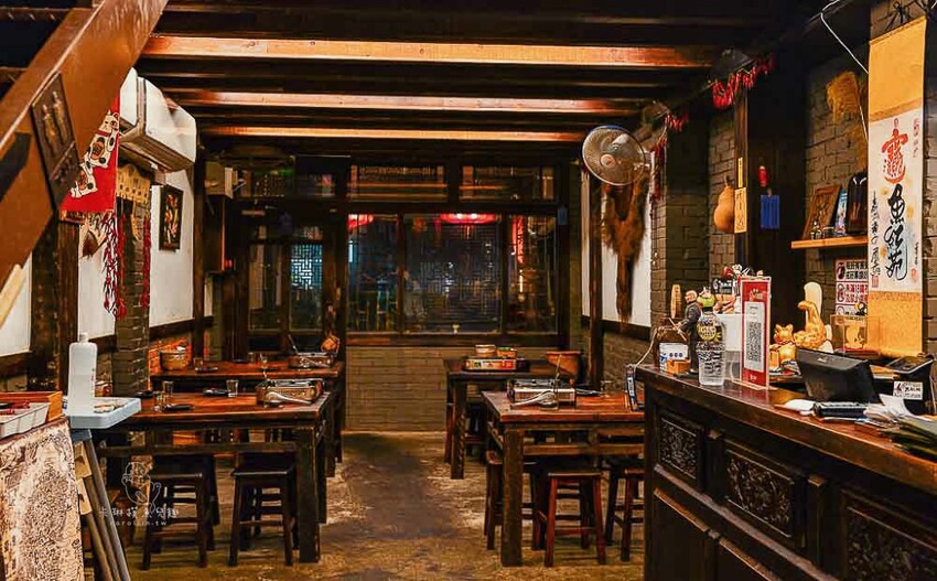 妓院主題正川四川菜館！重慶烤魚好吃，小龍蝦、酸辣乾拌麵也都推薦