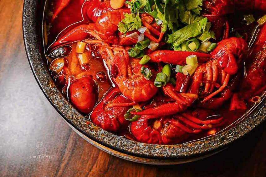 妓院主題正川四川菜館！重慶烤魚好吃，小龍蝦、酸辣乾拌麵也都推薦