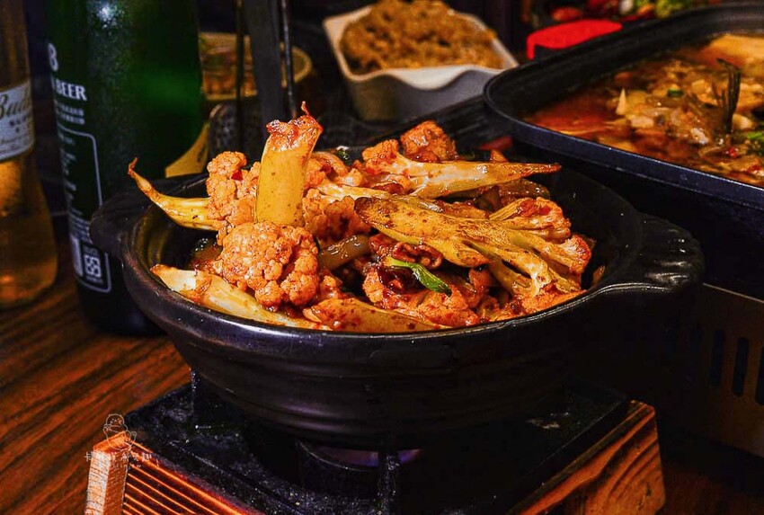 妓院主題正川四川菜館！重慶烤魚好吃，小龍蝦、酸辣乾拌麵也都推薦