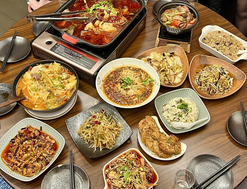 ＋（台北麻辣美食）魚紅苑重慶烤魚～台北重口味美食天花板！隱藏版道地爽麻重慶烤魚～不用搭飛機就可以大口吃！魚紅苑菜單