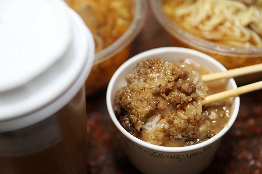 在地人才知道的好滋味！晚來吃不到四神湯必點｜同學筒仔米糕