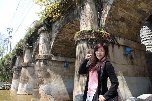 東安古橋：【新竹景點】關西牛欄河親水公園~東安古橋。攝影玩家秘境，觀覽歷史古蹟之美，輕遊漫步苦楝花樹下，河岸風光美不勝收