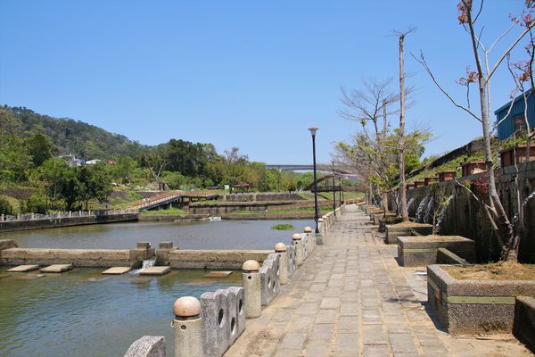 東安古橋：【新竹景點】關西牛欄河親水公園~東安古橋。攝影玩家秘境，觀覽歷史古蹟之美，輕遊漫步苦楝花樹下，河岸風光美不勝收