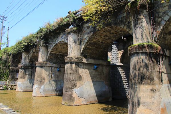 東安古橋：【新竹景點】關西牛欄河親水公園~東安古橋。攝影玩家秘境，觀覽歷史古蹟之美，輕遊漫步苦楝花樹下，河岸風光美不勝收