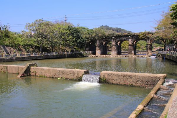 東安古橋：【新竹景點】關西牛欄河親水公園~東安古橋。攝影玩家秘境，觀覽歷史古蹟之美，輕遊漫步苦楝花樹下，河岸風光美不勝收
