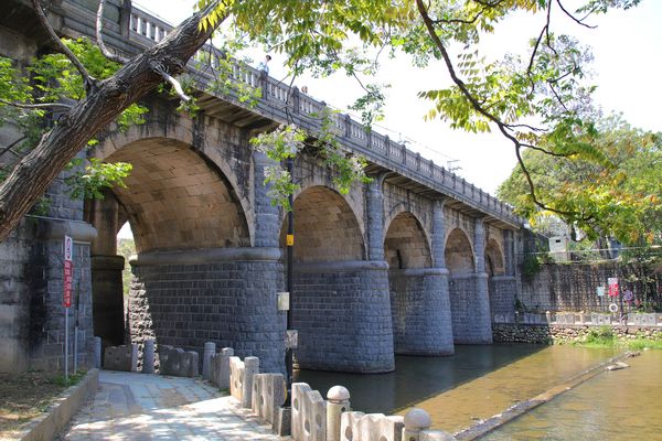 東安古橋：【新竹景點】關西牛欄河親水公園~東安古橋。攝影玩家秘境，觀覽歷史古蹟之美，輕遊漫步苦楝花樹下，河岸風光美不勝收