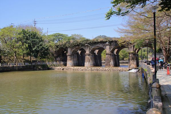 東安古橋：【新竹景點】關西牛欄河親水公園~東安古橋。攝影玩家秘境，觀覽歷史古蹟之美，輕遊漫步苦楝花樹下，河岸風光美不勝收