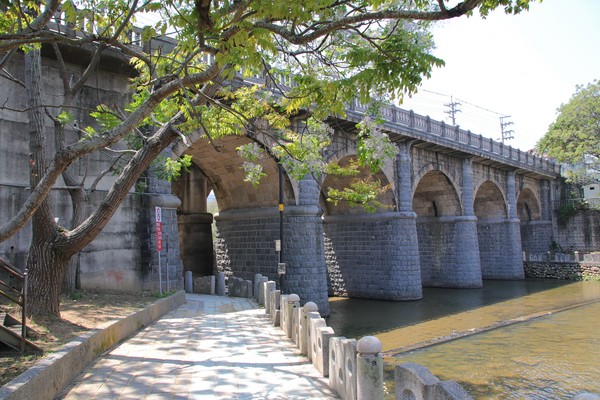 東安古橋：【新竹景點】關西牛欄河親水公園~東安古橋。攝影玩家秘境，觀覽歷史古蹟之美，輕遊漫步苦楝花樹下，河岸風光美不勝收