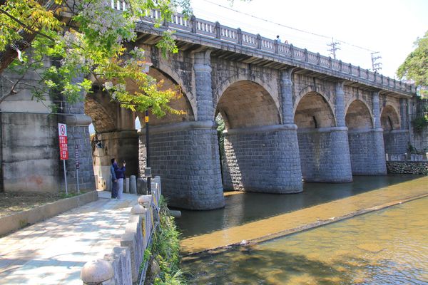 東安古橋：【新竹景點】關西牛欄河親水公園~東安古橋。攝影玩家秘境，觀覽歷史古蹟之美，輕遊漫步苦楝花樹下，河岸風光美不勝收