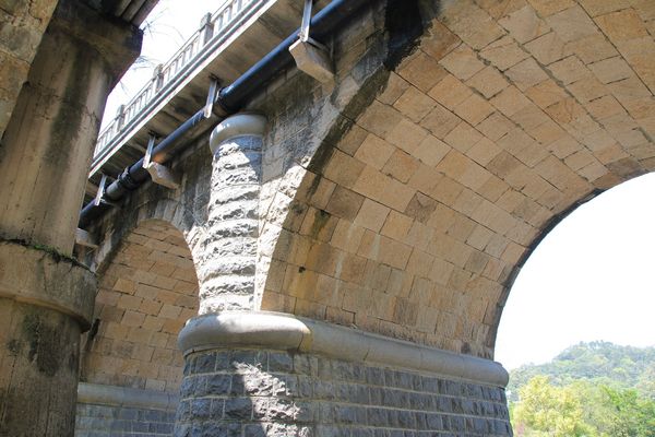 東安古橋：【新竹景點】關西牛欄河親水公園~東安古橋。攝影玩家秘境，觀覽歷史古蹟之美，輕遊漫步苦楝花樹下，河岸風光美不勝收