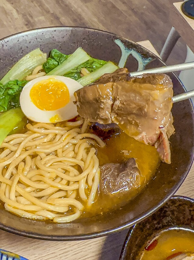 台中小吃推薦！開到晚上11點的牛肉麵居然4cm厚！還有必吃番