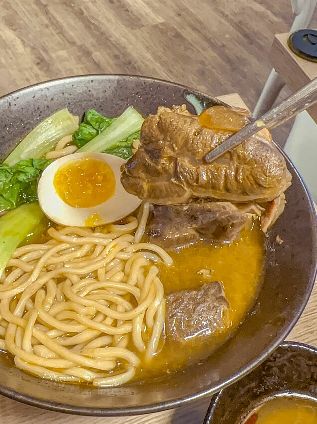 台中小吃推薦!開到晚上11點的牛肉麵居然4cm厚!還有必吃番