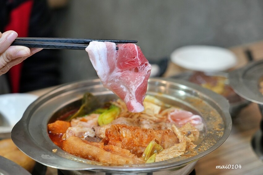 桃園市中壢區中壢小火鍋推薦|逸小鍋鍋の物~單人獨享鴛鴦鍋、素食鍋物、自助吧七種麵食、冷熱飲、冰淇淋、霜淇淋、壽喜