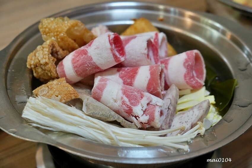 桃園市中壢區中壢小火鍋推薦|逸小鍋鍋の物~單人獨享鴛鴦鍋、素食鍋物、自助吧七種麵食、冷熱飲、冰淇淋、霜淇淋、壽喜