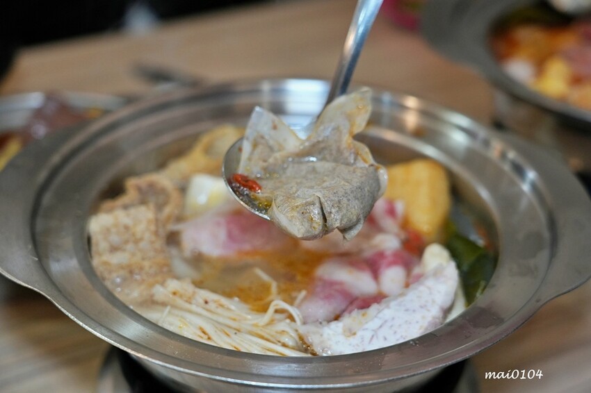 桃園市中壢區中壢小火鍋推薦|逸小鍋鍋の物~單人獨享鴛鴦鍋、素食鍋物、自助吧七種麵食、冷熱飲、冰淇淋、霜淇淋、壽喜