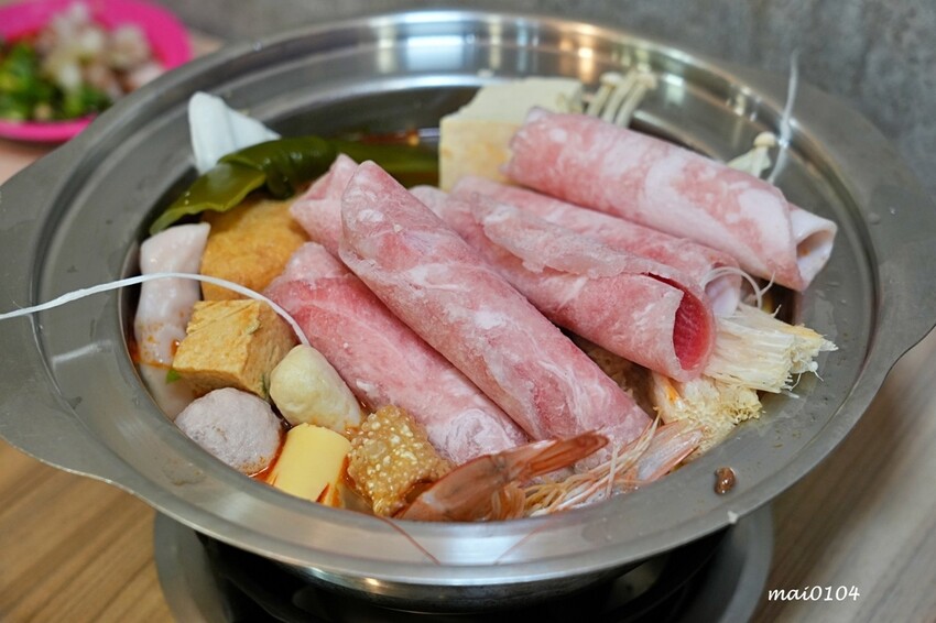 桃園市中壢區中壢小火鍋推薦|逸小鍋鍋の物~單人獨享鴛鴦鍋、素食鍋物、自助吧七種麵食、冷熱飲、冰淇淋、霜淇淋、壽喜