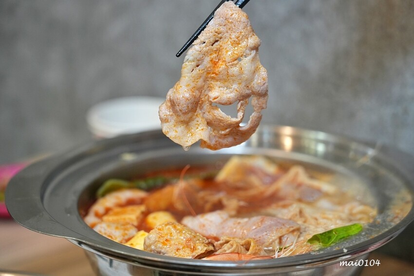 桃園市中壢區中壢小火鍋推薦|逸小鍋鍋の物~單人獨享鴛鴦鍋、素食鍋物、自助吧七種麵食、冷熱飲、冰淇淋、霜淇淋、壽喜