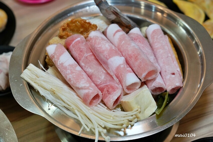 桃園市中壢區中壢小火鍋推薦|逸小鍋鍋の物~單人獨享鴛鴦鍋、素食鍋物、自助吧七種麵食、冷熱飲、冰淇淋、霜淇淋、壽喜