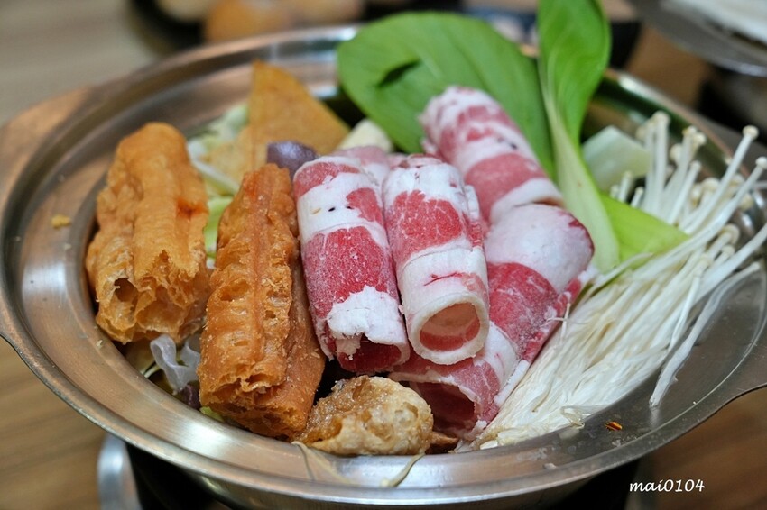 桃園市中壢區中壢小火鍋推薦|逸小鍋鍋の物~單人獨享鴛鴦鍋、素食鍋物、自助吧七種麵食、冷熱飲、冰淇淋、霜淇淋、壽喜