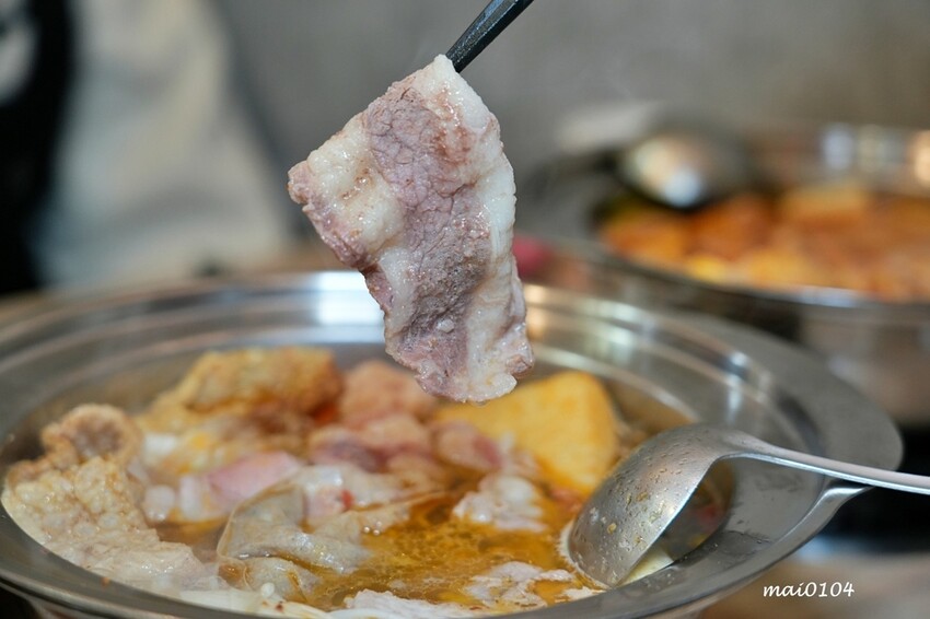 桃園市中壢區中壢小火鍋推薦|逸小鍋鍋の物~單人獨享鴛鴦鍋、素食鍋物、自助吧七種麵食、冷熱飲、冰淇淋、霜淇淋、壽喜